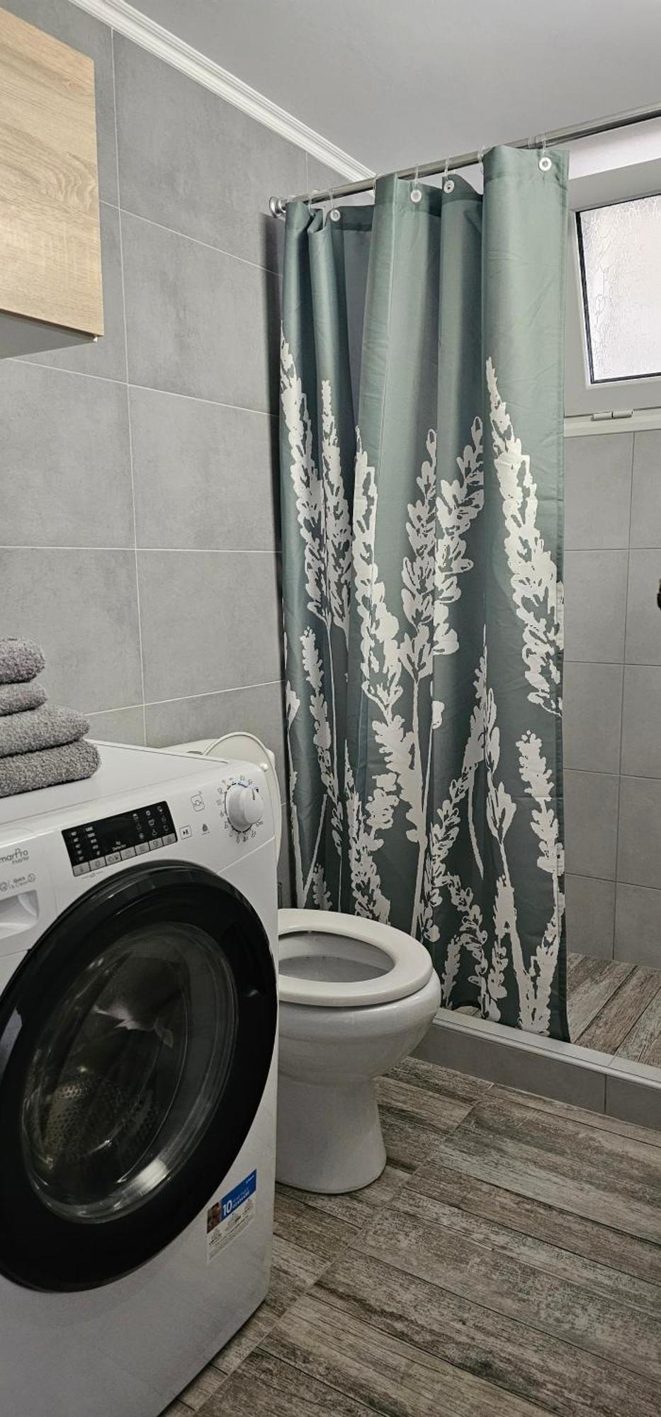 Cozy And Quiet , Convenient Location In Apartment *