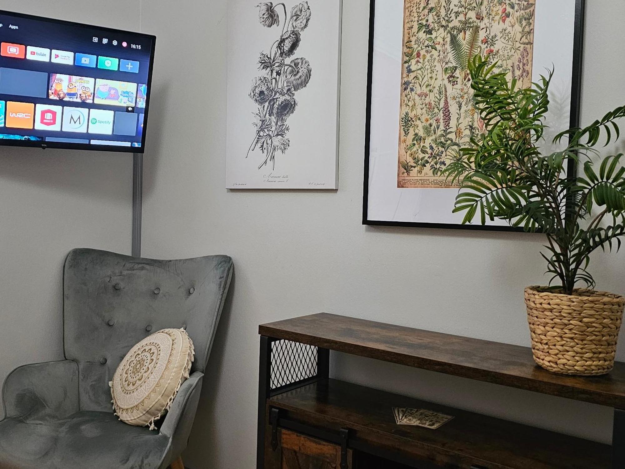 Cozy And Quiet , Convenient Location In